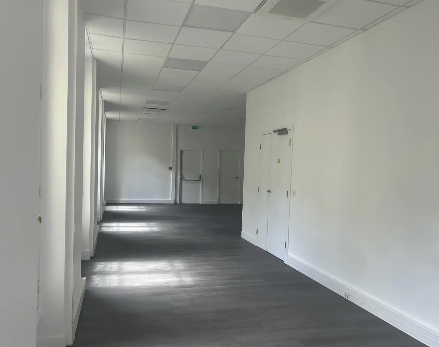 Office in Paris for lease Interior Photo- Image 1 of 5