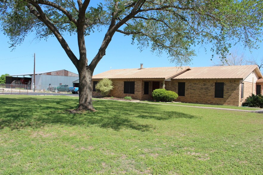 7157 Schultz Rd, Elmendorf, TX 78112