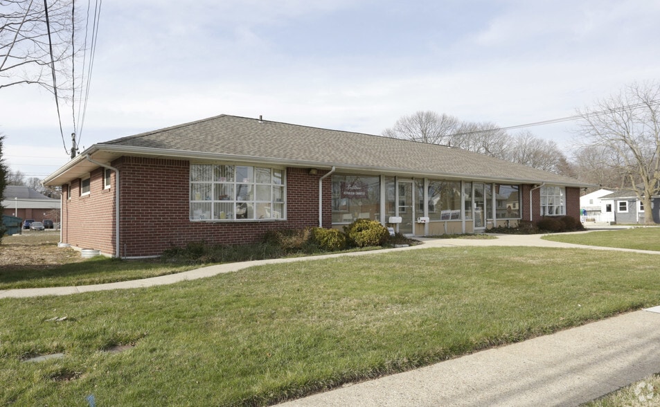 35 Manor Rd, Smithtown, NY 11787