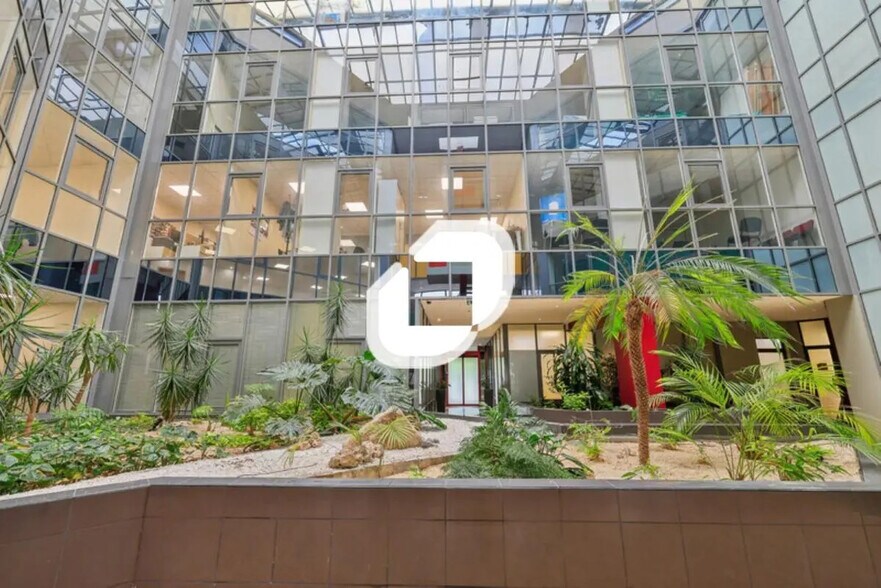 Office in Torcy for lease - Lobby - Image 3 of 12