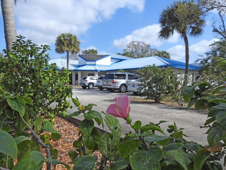 2061 Palm Bay Rd NE, Palm Bay, FL for lease - Building Photo - Image 3 of 8