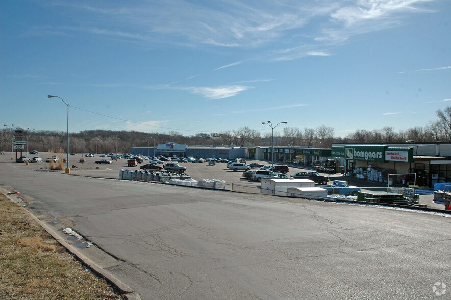 2703-2803 E Kanesville Blvd, Council Bluffs, IA for lease - Building Photo - Image 3 of 6