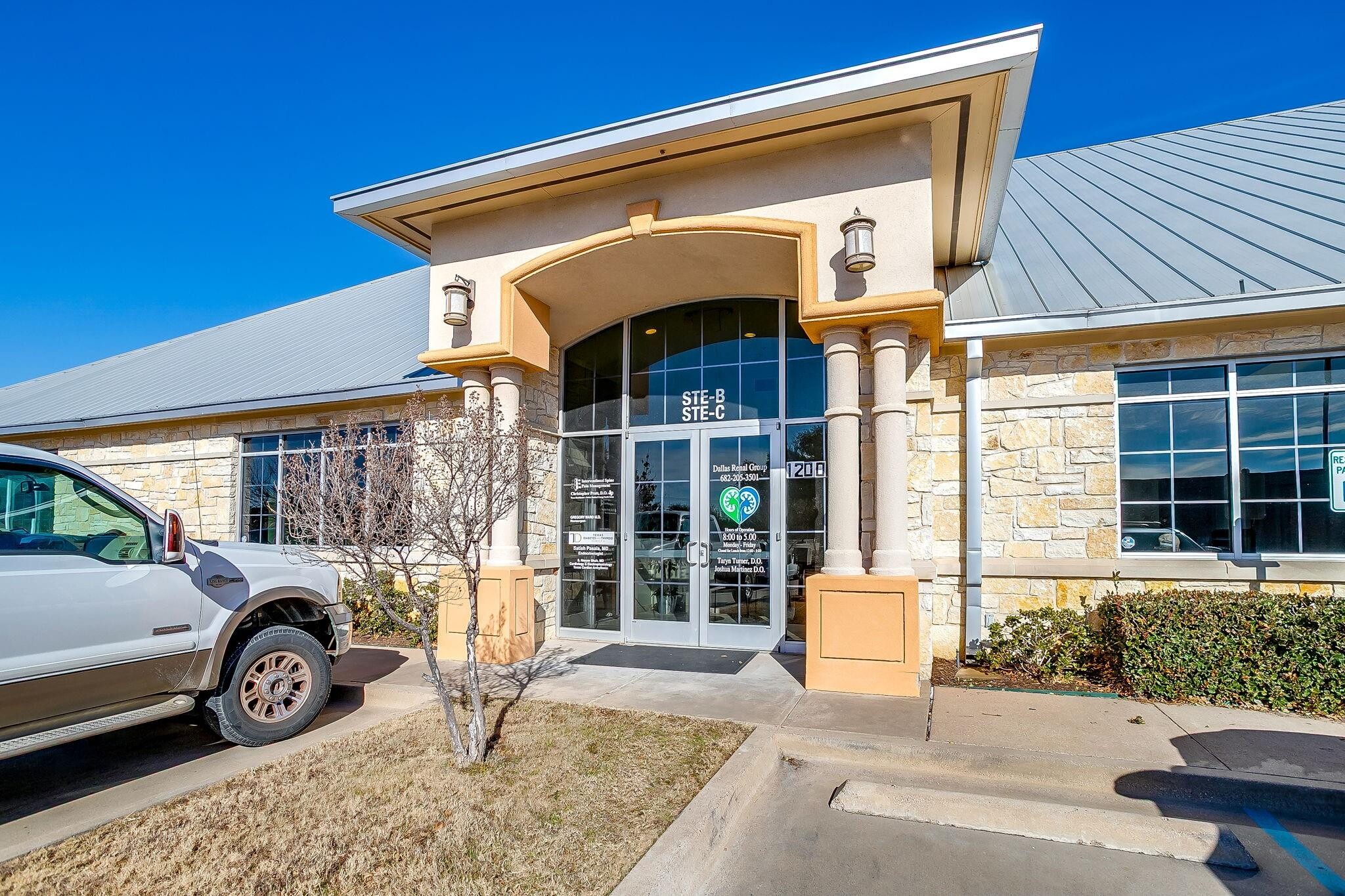 1200 Crawford Ave, Granbury, TX for lease Interior Photo- Image 1 of 32