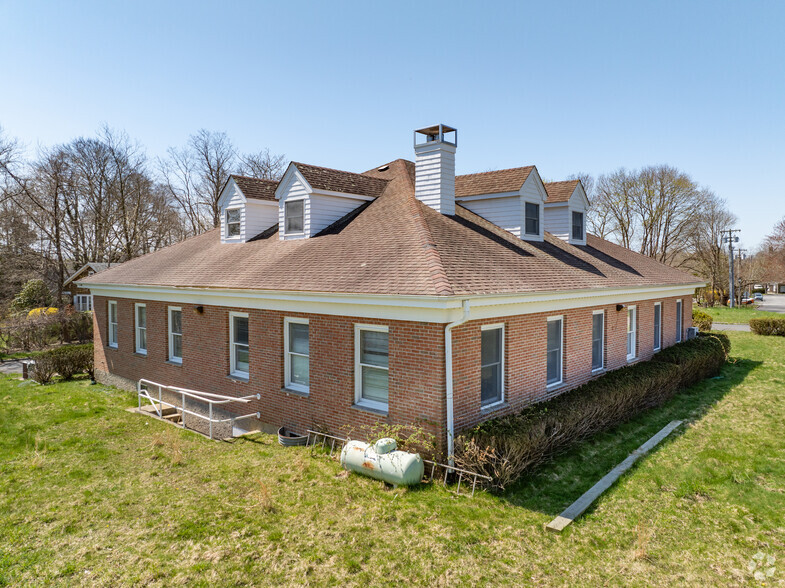 99 Sanford Pl, Southampton, NY for sale - Building Photo - Image 3 of 6