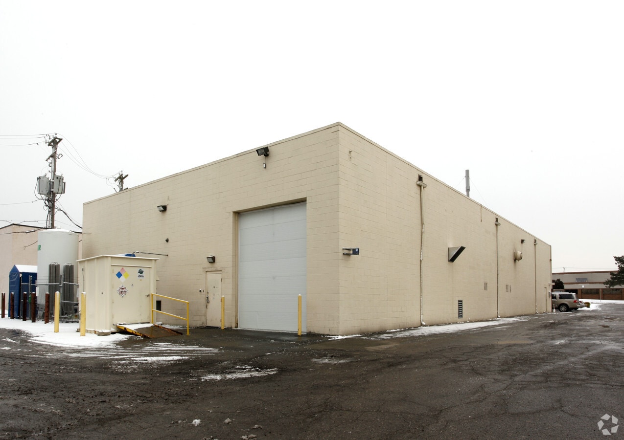 21249 Bridge St, Southfield, MI 48033