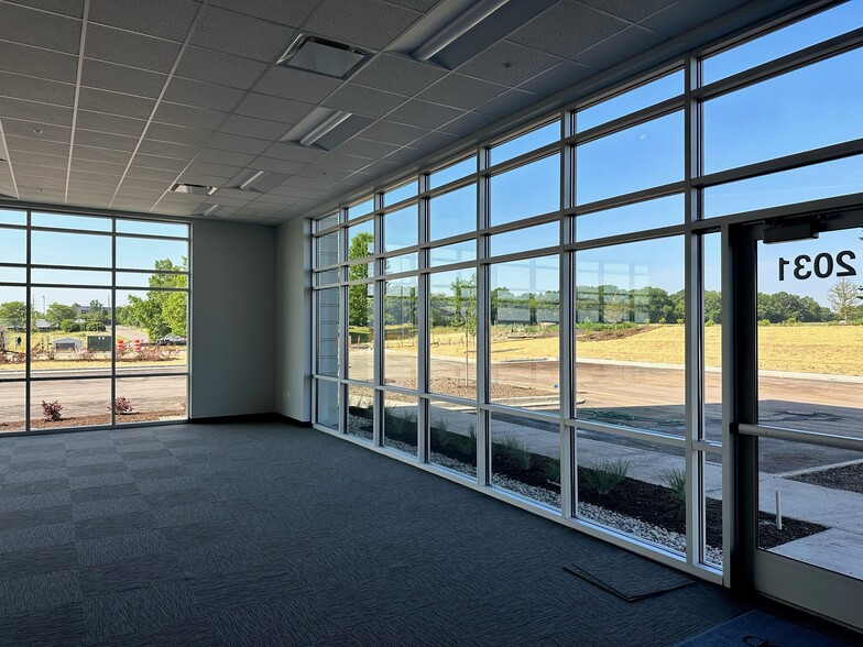 2031 Geneva Dr, Geneva, IL for lease - Interior Photo - Image 2 of 4