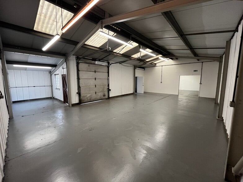 Quartermaster Rd, Westbury for lease - Building Photo - Image 3 of 3