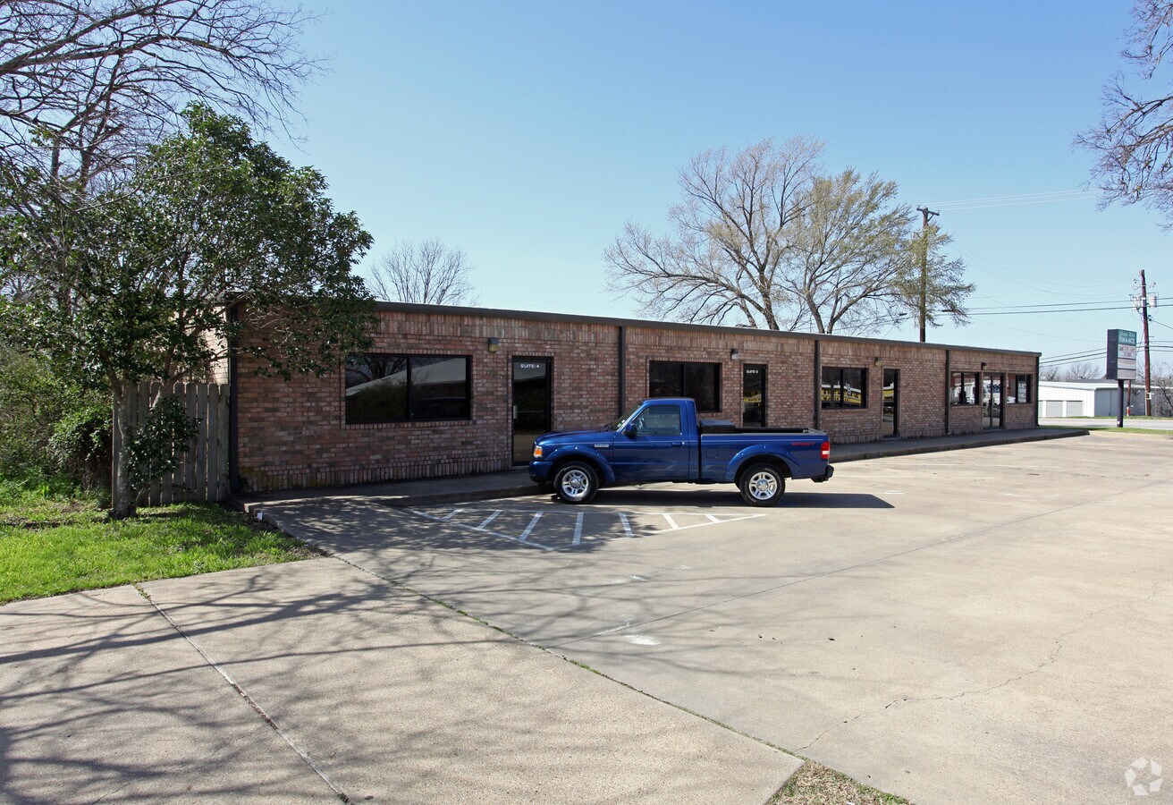 903 W Ennis Ave, Ennis, TX 75119