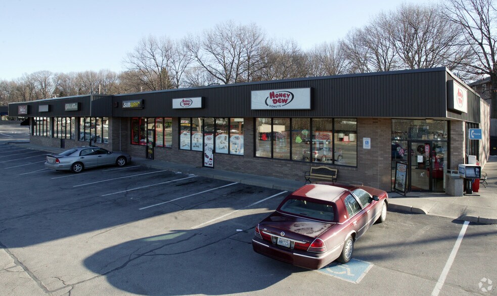 690 Oaklawn Ave, Cranston, RI for sale - Primary Photo - Image 1 of 1