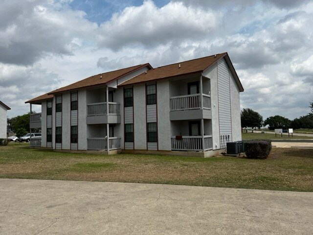 119-131 Circle Ct, Pleasanton, TX for sale Primary Photo- Image 1 of 1