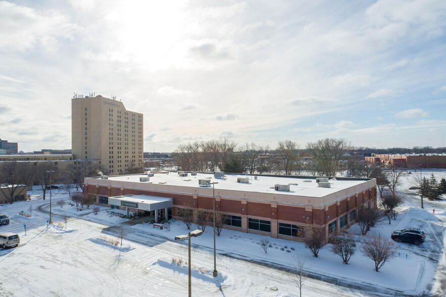 5755-5757 Wayzata Blvd, Saint Louis Park, MN for sale - Building Photo - Image 1 of 1