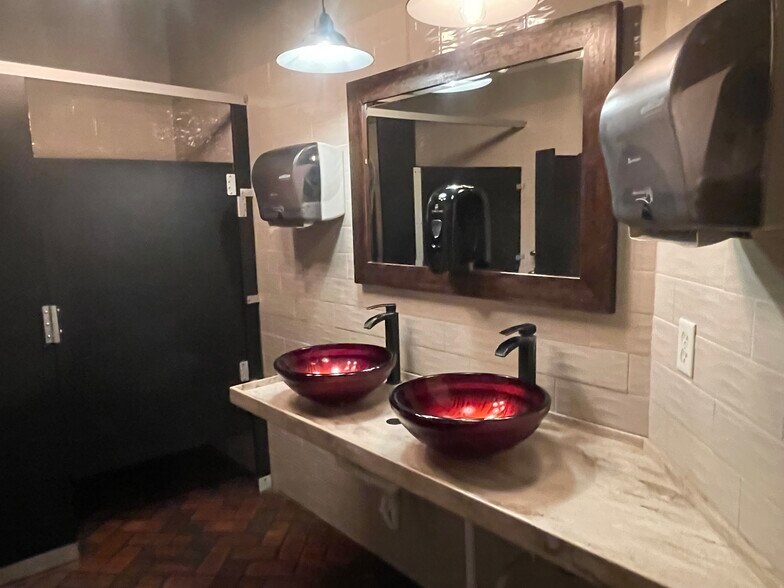 1001 30th Ave S, Moorhead, MN for sale - Interior Photo - Image 2 of 19