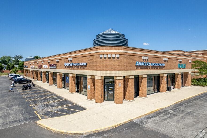 335-355 E Geneva Rd, Carol Stream, IL for lease - Primary Photo - Image 1 of 6