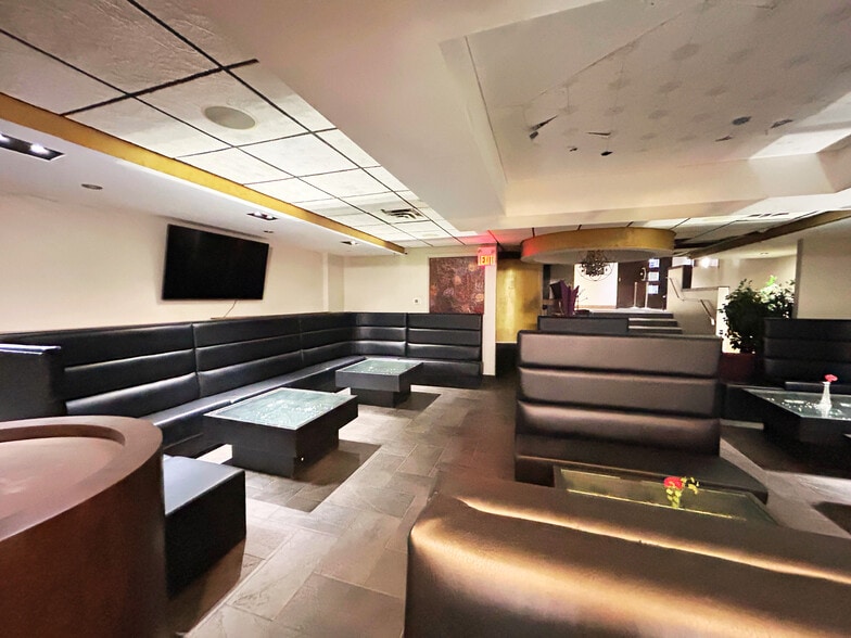 10511 82 Av NW, Edmonton, AB for sale - Building Photo - Image 2 of 15