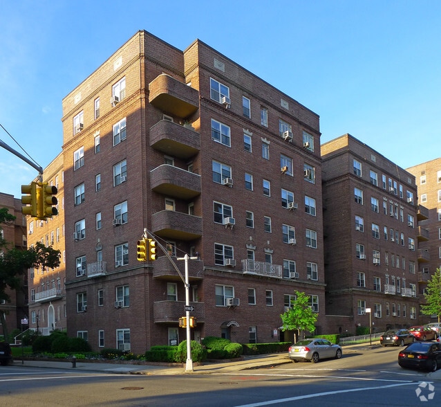 6861 Yellowstone Blvd, Flushing, NY for sale - Building Photo - Image 3 of 14