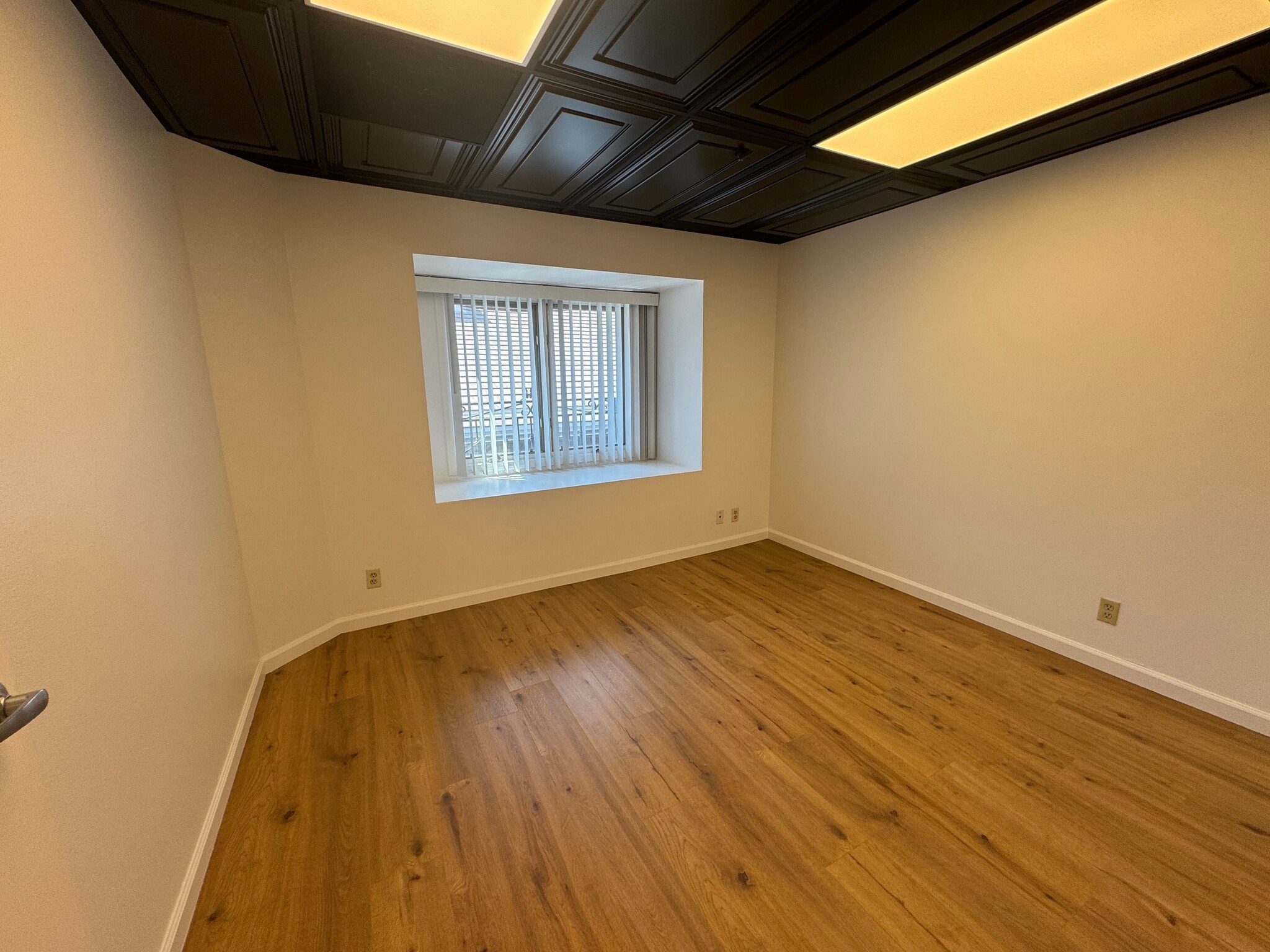 15928 Ventura Blvd, Encino, CA for lease Building Photo- Image 1 of 2