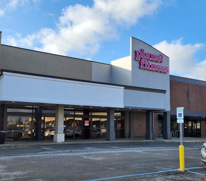 10411-10445 E Washington St, Indianapolis, IN for lease - Building Photo - Image 1 of 9