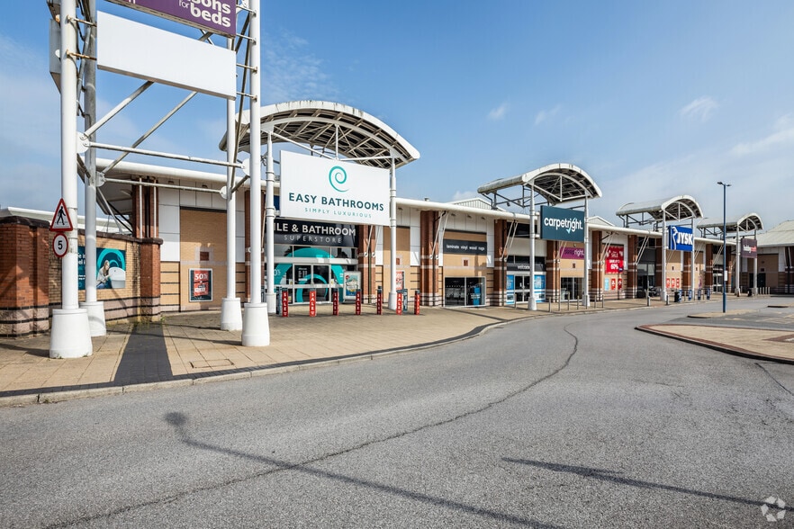 7-15 Round Hill Way, Bolton for sale - Primary Photo - Image 1 of 1