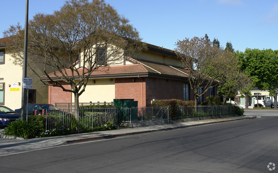 777 Woodside Rd, Redwood City, CA for lease - Primary Photo - Image 1 of 3