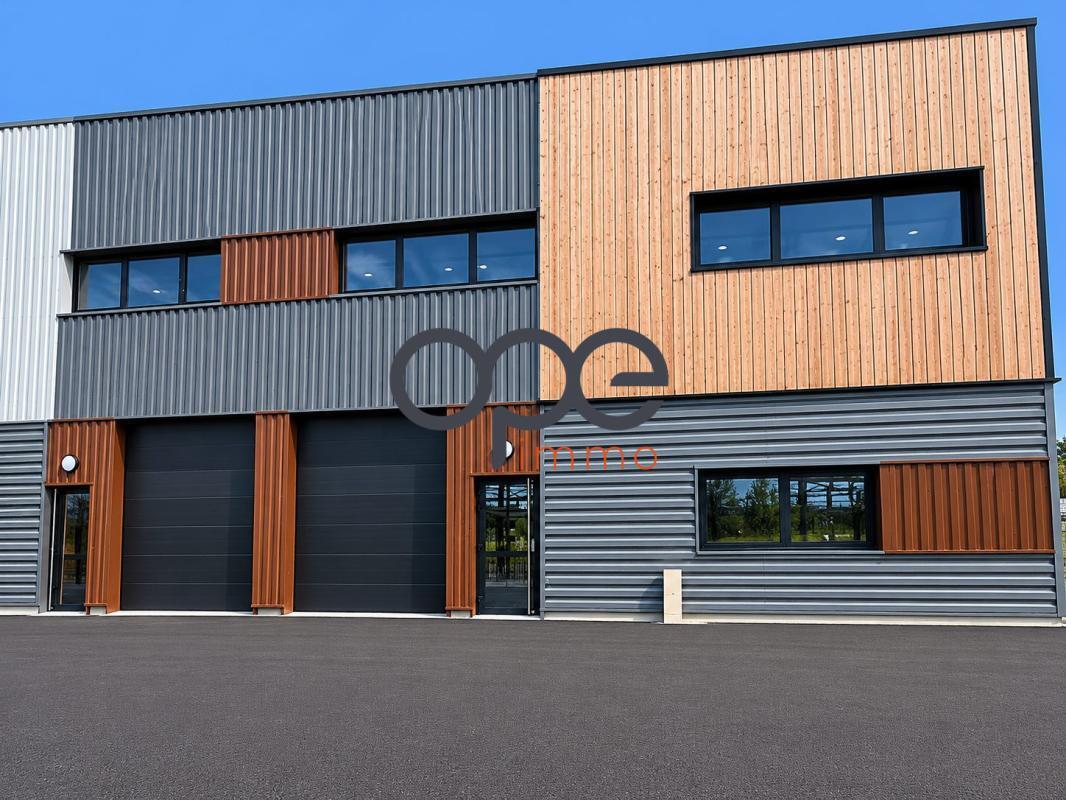 Flex in Viarmes for lease Building Photo- Image 1 of 13