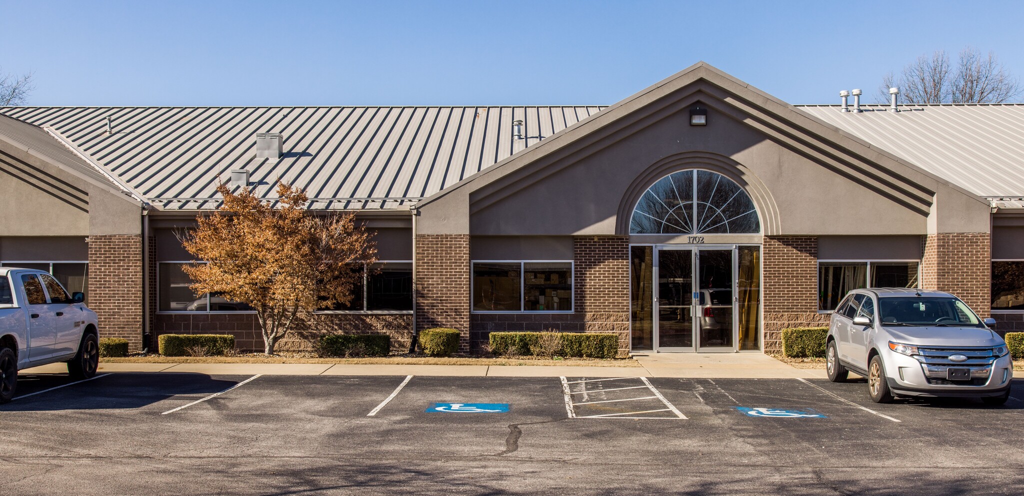 1700 SW Commerce Dr, Bentonville, AR for lease Building Photo- Image 1 of 2