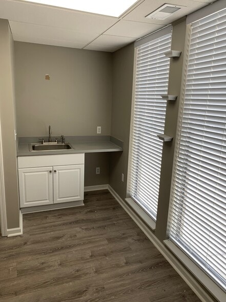 29800 Harper Ave, Saint Clair Shores, MI for lease - Building Photo - Image 2 of 3