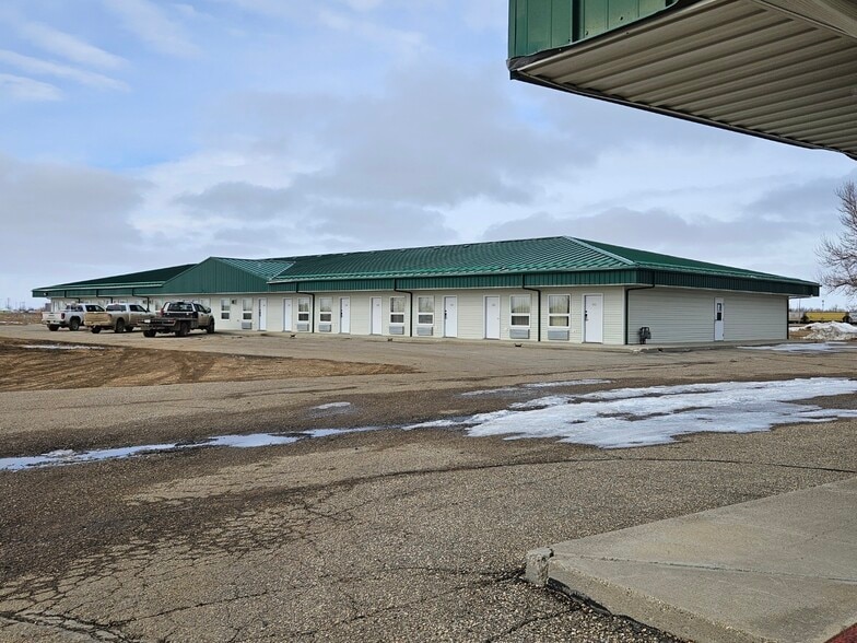 238 Sims Ave, Weyburn, SK for sale - Building Photo - Image 3 of 17