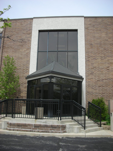 2200 S Main St, Lombard, IL for lease - Building Photo - Image 3 of 4