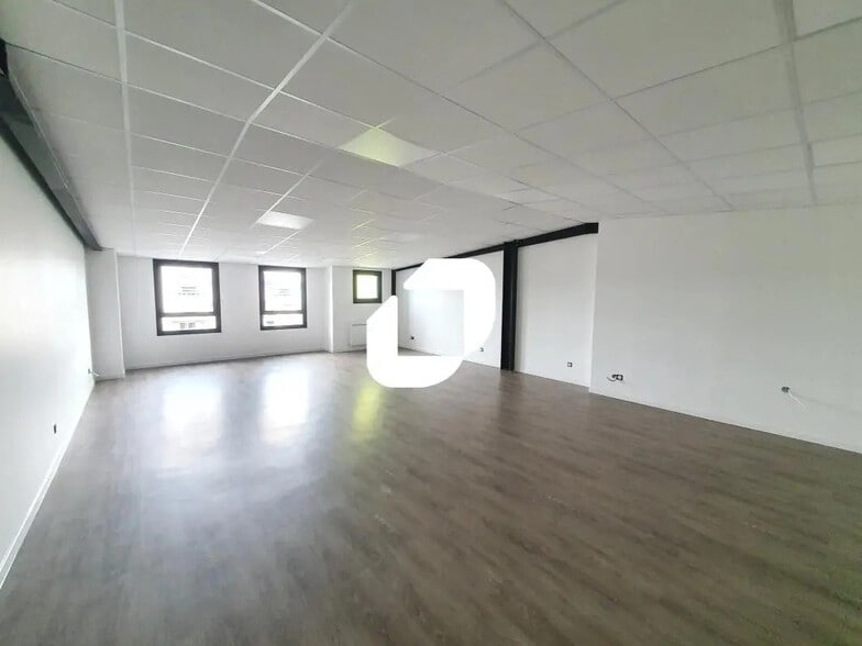Flex in Lagny-sur-Marne for lease - Interior Photo - Image 3 of 14