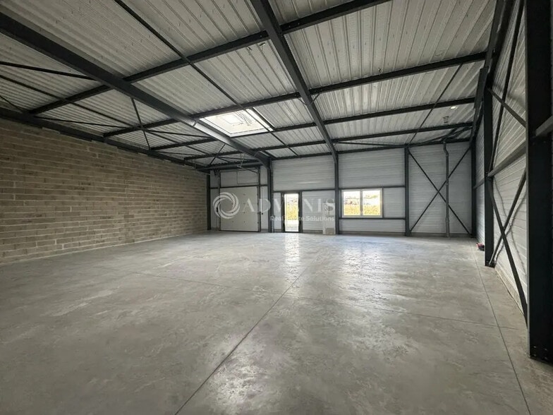 Flex in for sale - Interior Photo - Image 2 of 7