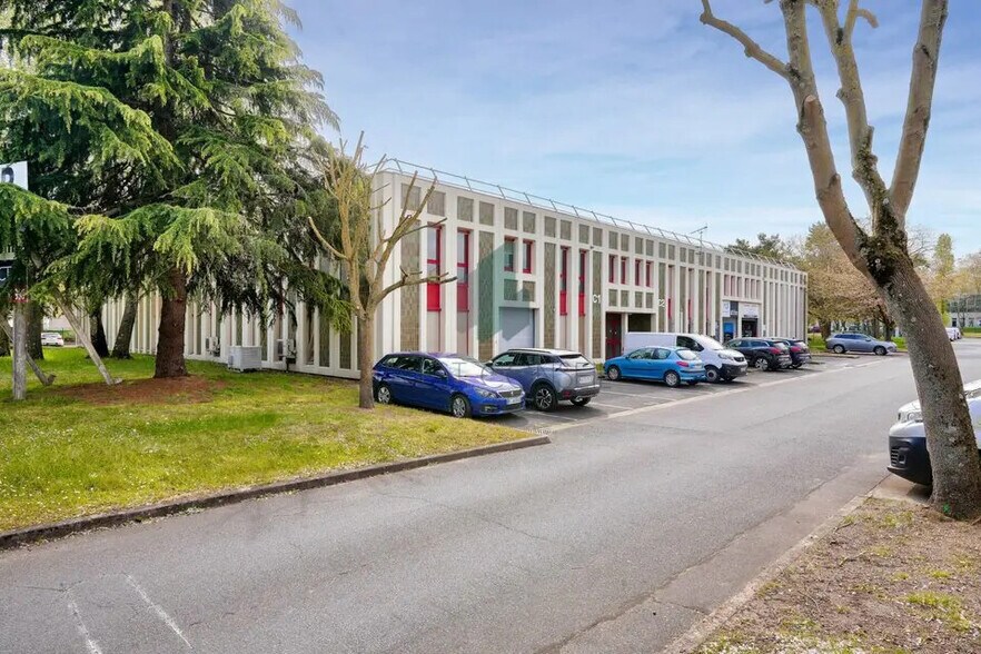 Flex in Éragny for lease - Building Photo - Image 2 of 5