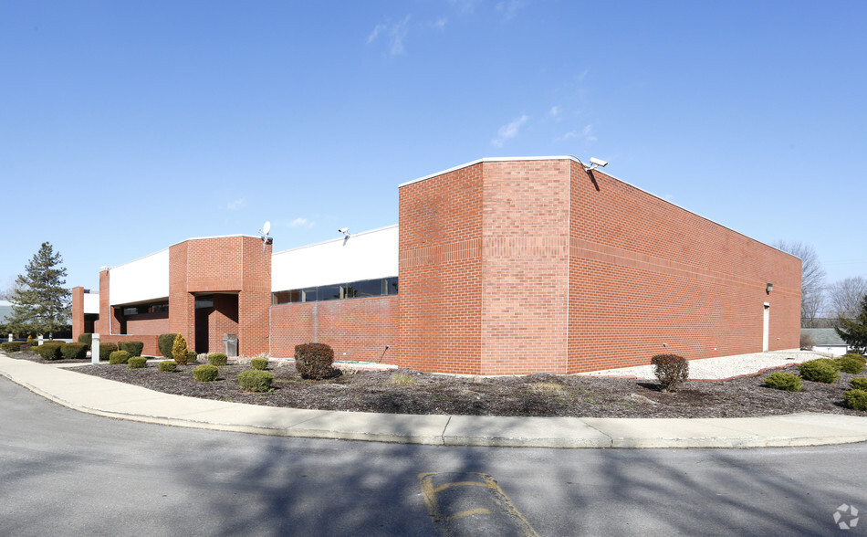 7111 N Main St, Dayton, OH for lease - Building Photo - Image 1 of 17