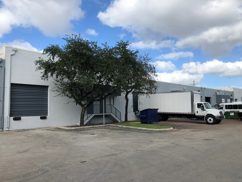 4700-4750 Oakes Rd, Davie, FL for lease - Building Photo - Image 3 of 19