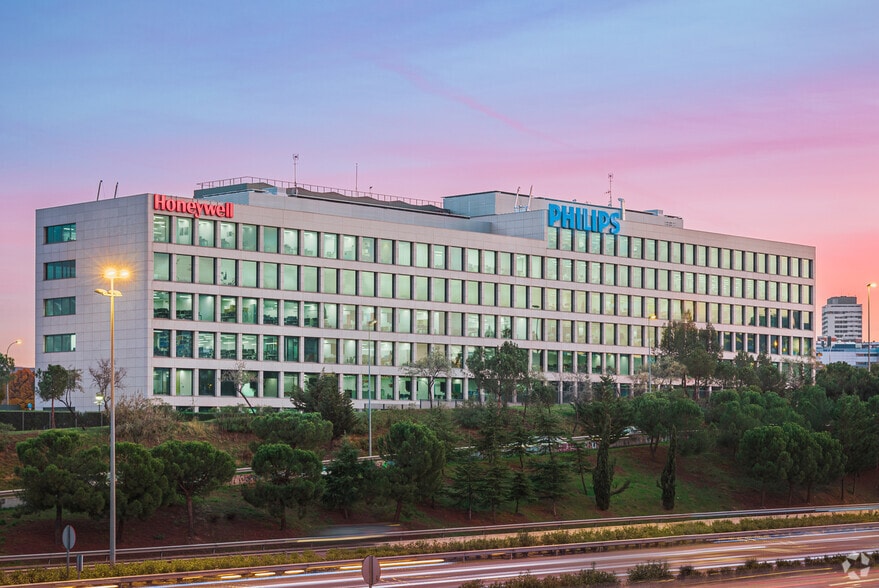 Calle María de Portugal, 3 - 5, Madrid, Madrid for lease - Building Photo - Image 1 of 18