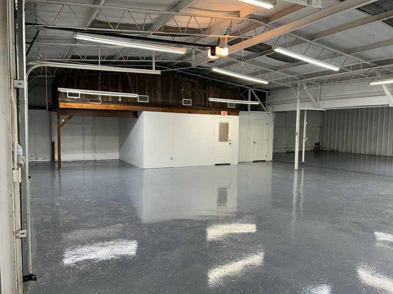 718 E Hundley Dr, Lake Dallas, TX for lease - Interior Photo - Image 2 of 7