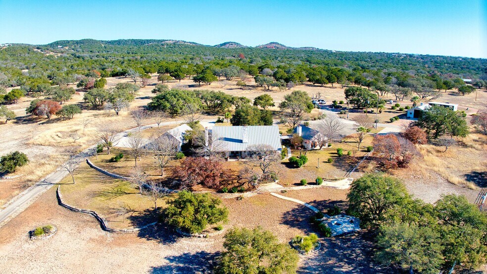 521 Bluff Creek Rd, Center Point, TX for sale - Primary Photo - Image 1 of 48