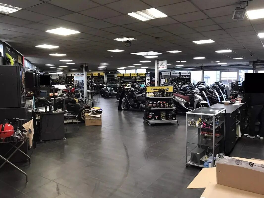 Retail in Eysines for lease Interior Photo- Image 1 of 10