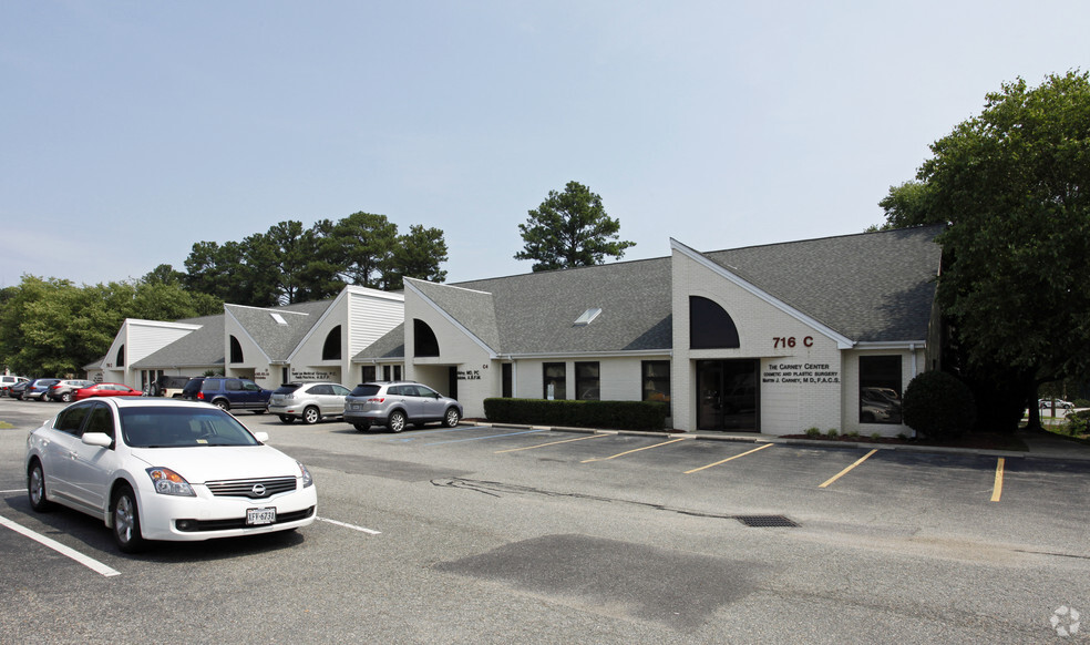 716 Denbigh Blvd, Newport News, VA for lease - Primary Photo - Image 1 of 3