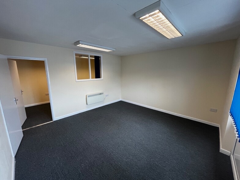 130B Engineer Rd, Westbury for lease - Building Photo - Image 3 of 3