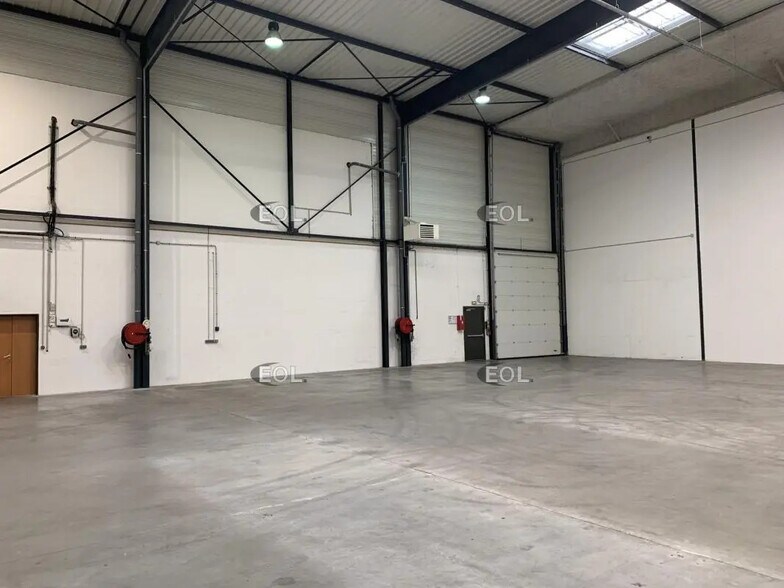 Flex in Villeneuve-la-Garenne for lease - Interior Photo - Image 2 of 7