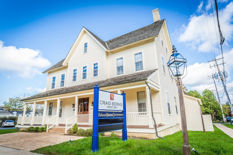 645 Wells St, Delafield, WI 53018