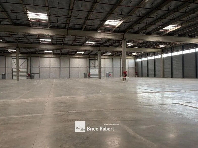Office in Mions for lease - Building Photo - Image 3 of 6