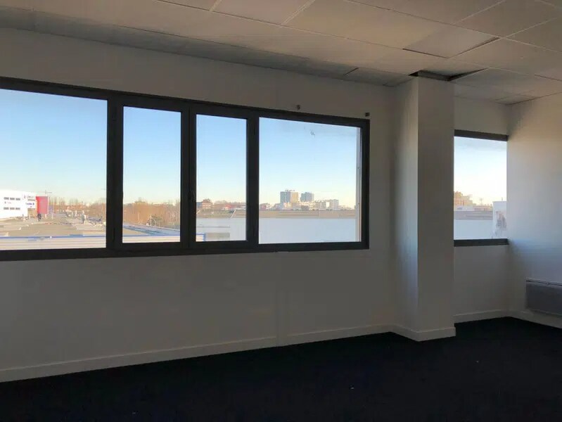 Office in Villeneuve-la-Garenne for lease Interior Photo- Image 1 of 1