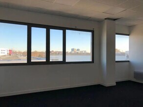 Office in Villeneuve-la-Garenne for lease Interior Photo- Image 1 of 1
