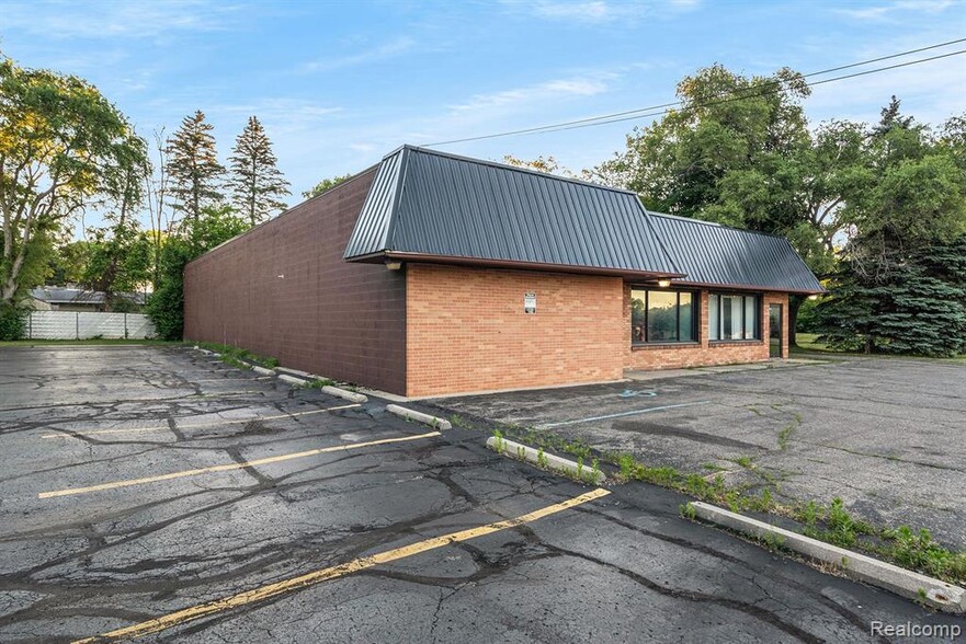 1323 E Main St, Flushing, MI for sale - Building Photo - Image 2 of 19