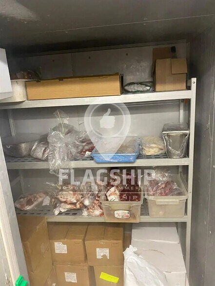 Retail in Paris for lease - Interior Photo - Image 2 of 4