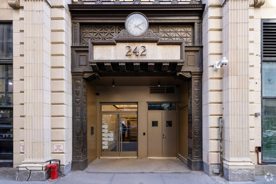 242 W 30th St, New York, NY for lease - Building Photo - Image 3 of 5