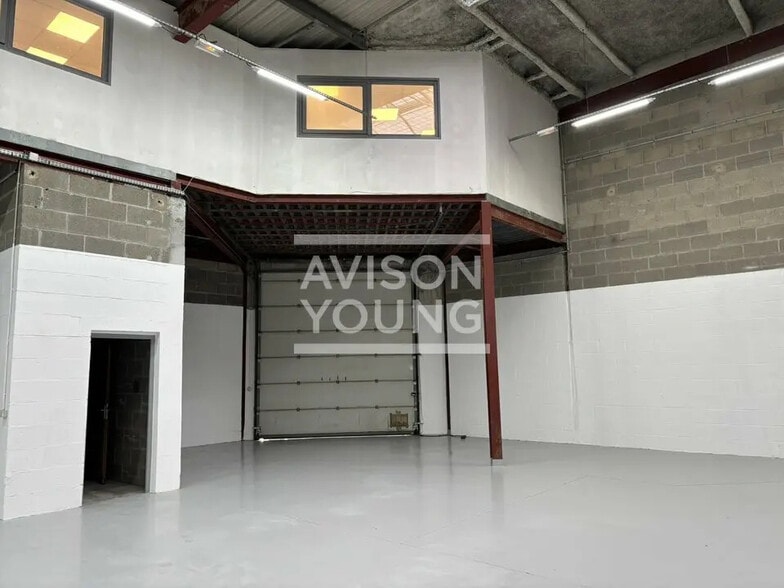 Flex in Le Thillay for lease - Interior Photo - Image 2 of 4