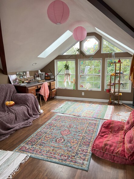 28-BEDS NEAR SYRACUSE UNIVERSITY portfolio of 4 properties for sale on LoopNet.com - Building Photo - Image 2 of 7