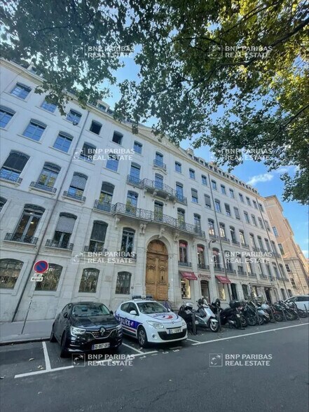 Office in Lyon for lease - Building Photo - Image 1 of 11